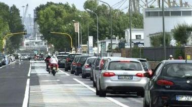 Un’immagine di traffico al Calambrone e un parcheggio vicino alla Stella Maris