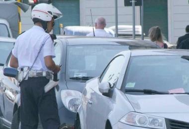 Un vigile urbano che fa i controlli     