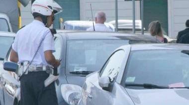 Un vigile urbano che fa i controlli