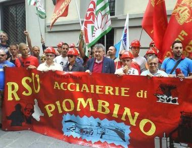 Il sindaco Gianni Anselmi e a destra gli operai Lucchini con al centro Maurizio Landini 
