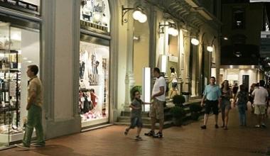 Dibattito tra i commercianti: «Apriamo i negozi di sera»