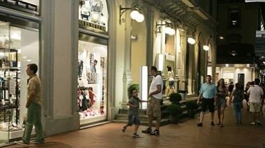 Dibattito tra i commercianti: «Apriamo i negozi di sera»