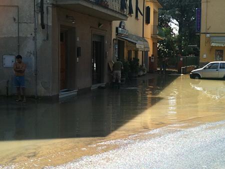 Tubo rotto, si allaga Cafaggio, l'ira dei residenti