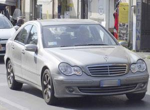 Investe col Mercedes un bimbo di due anni per mano al padre, si ferma e riparte