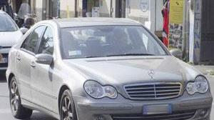 Investe col Mercedes un bimbo di due anni per mano al padre, si ferma e riparte