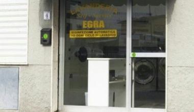 Ladri in azione in una lavanderia