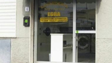 Ladri in azione in una lavanderia