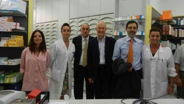 Foto di gruppo nella nuova farmacia comunale in via Marradi 