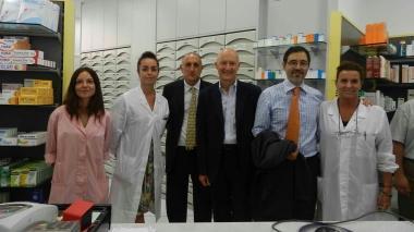Foto di gruppo nella nuova farmacia comunale in via Marradi