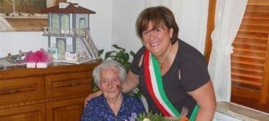 100 ANNI PER IDA La signora Ida Macchi di Ponsacco nei giorni scorsi ha compiuto 100 anni. Al ...