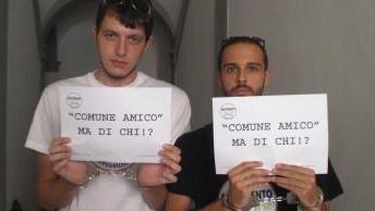 I Grillini ammanettati in consiglio comunale