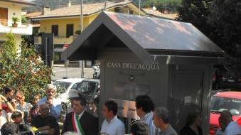 <b>INAUGURATA.</b> Il taglio del nastro alla “Casa dell’acqua” di Piano di Mommio