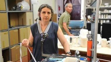 Lavoratori all’interno dell’Elastificio Toscano Il settore abbigliamento è in ripresa a Pistoia