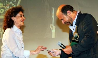 La presidente Rossana Bettarini premia Filippo Tuena in una vecchia edizione del Viareggio 