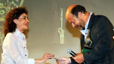 La presidente Rossana Bettarini premia Filippo Tuena in una vecchia edizione del Viareggio