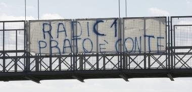 Uno striscione dei tifosi a sostegno di Radici  