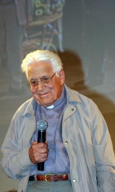 La premiazione di Arturo Paoli e a sinistra quella lo scorso anno di Vargas Llosa poi proclamato premio Nobel  