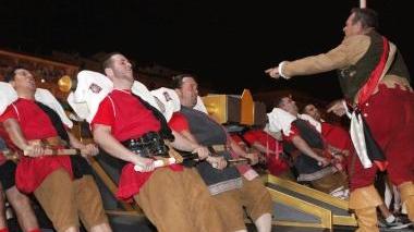 A sinistra San Martino verso la vittoria, sopra un momento della sfilata e sotto Sant’Antonio