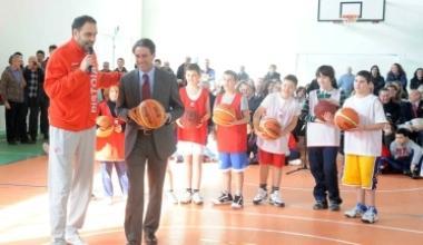 Sopra il sindaco Berti e coach Moretti della Tuscany il giorno dellinaugurazione A fianco lassessore Mario Tuci e Alessandro Tomasi del Pdl 