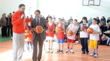 Sopra il sindaco Berti e coach Moretti della Tuscany il giorno dell’inaugurazione A fianco l’assessore Mario Tuci e Alessandro Tomasi del Pdl