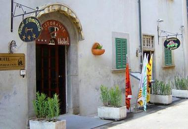 Lingresso dellhotel Il Pomarancio; a sinistra il sindaco Martignoni 