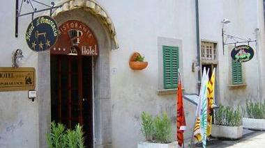 L’ingresso dell’hotel Il Pomarancio; a sinistra il sindaco Martignoni