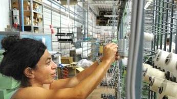 L’interno dell’Elastificio e nella foto piccola in alto Giovanni Dentella