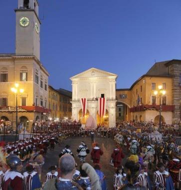 Una visuale del ponte di Mezzo durante la manifestazione e la sfilata dei bambini sui lungarni    