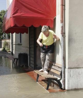 Una donna si &egrave; rifugiata su una panchina. A destra altre immagini dellallagamento di ieri mattina a Cafaggio   