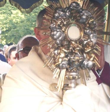 Il vescovo Simone Giusti in processione regge lostensorio con lostia: per i fedeli &egrave; il corpo di Cristo 