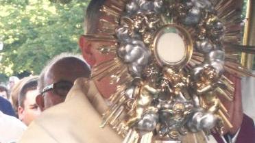 Il vescovo Simone Giusti in processione regge l’ostensorio con l’ostia: per i fedeli è il corpo di Cristo