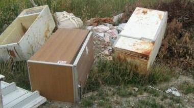 Sopra una delle mini discariche scoperte dai Rangers A fianco frigoriferi abbandonati vicino ai pozzi di Asa a Rosignano Marittimo