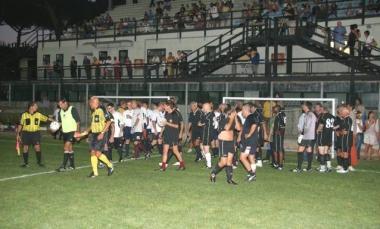 <li></li> <b>CAMPO E CAMPIONI </b>lingresso in campo al torneo per Pangono Pangono A sinistra Igor Protti Paolo Bettini e Paolo Guerrieri 