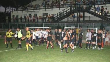 <li></li> <b>CAMPO E CAMPIONI </b>l’ingresso in campo al torneo per Pang’ono Pang’ono A sinistra Igor Protti Paolo Bettini e Paolo Guerrieri