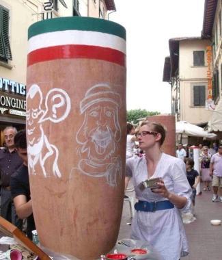 Una studentessa al lavoro alla festa della ceramica   
