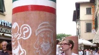 Una studentessa al lavoro alla festa della ceramica