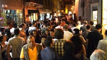 <b>FOLLA.</b> Nelle vie del centro fino a tarda notte