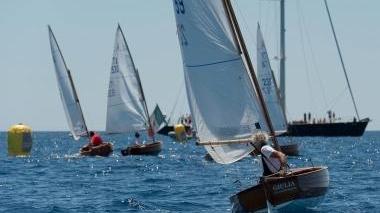<b>DINGHY </b>Uberto Capannoli giunto quinto In alto il maxi dolphin Viriella di Vittorio Moretti (foto Taylor)