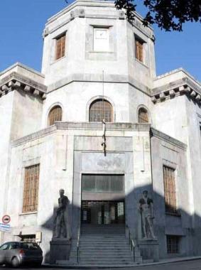 Poste di Carrara e, a dx, di Lecce 