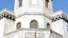 Poste di Carrara e, a dx, di Lecce