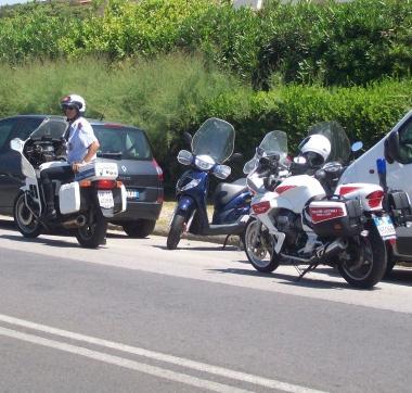 Fugge all'alt, inseguita e bloccata dai vigili