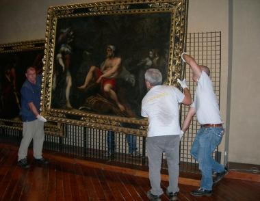Il trasporto di una delle opere del Museo civico destinate alla mostra in Corsica  
