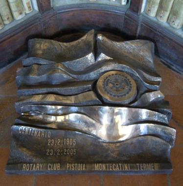 La scultura di Jorio Vivarelli donata dal Rotary Club alla Biblioteca Forteguerriana    