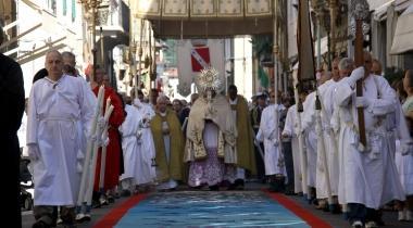La solenne processione in centro sopra i tappeti realizzati nella notte 
