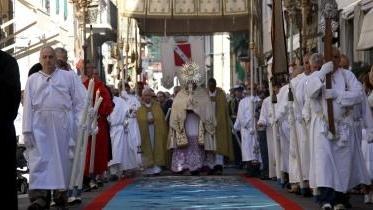 La solenne processione in centro sopra i tappeti realizzati nella notte