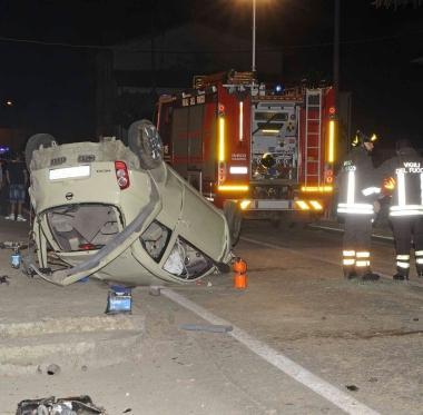 La Micro capottata dopo l’impatto con l’altra auto e il muro di una casa