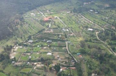 Una veduta aerea dell’area collinare livornese dove molti annessi agricoli sono stati trasformati nel corso degli anni in vere e proprie abitazioni