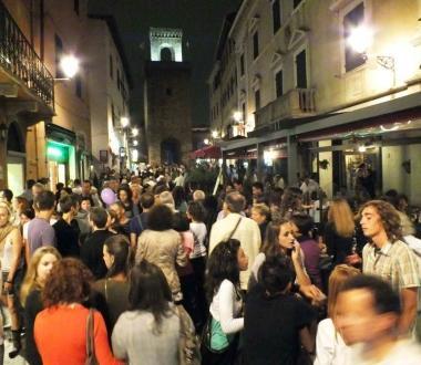 Notte blu, folla in corso Vittorio Emanuele 