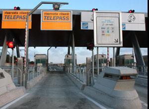 Tirrenica, inaugurata la barriera. I sindaci e il Pd: no al pedaggio