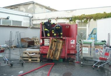 I vigili spengono l’incendio al compattatore